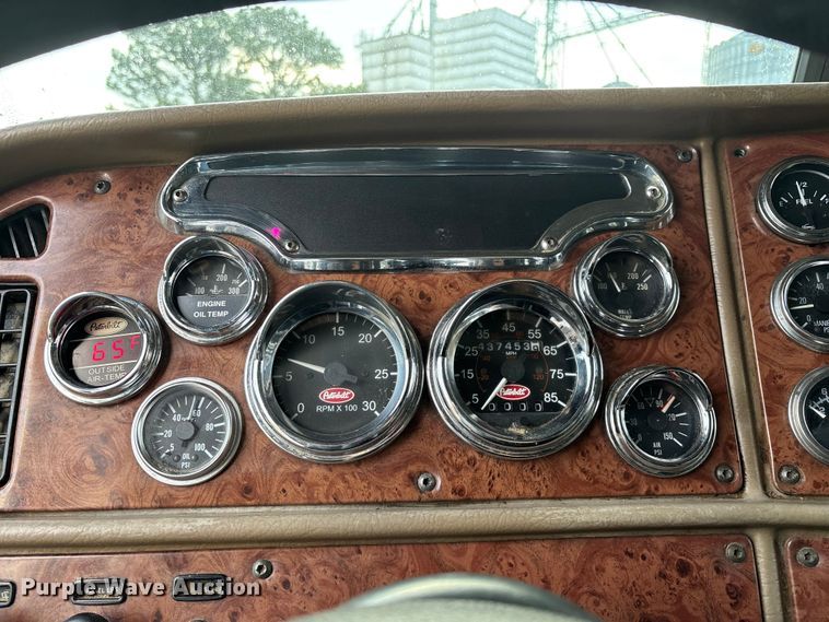 image for item EN5935 2005 Peterbilt 379 semi truck