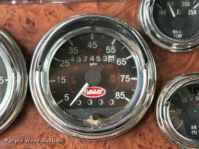 image for item EN5935 2005 Peterbilt 379 semi truck