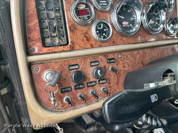 image for item EN5935 2005 Peterbilt 379 semi truck