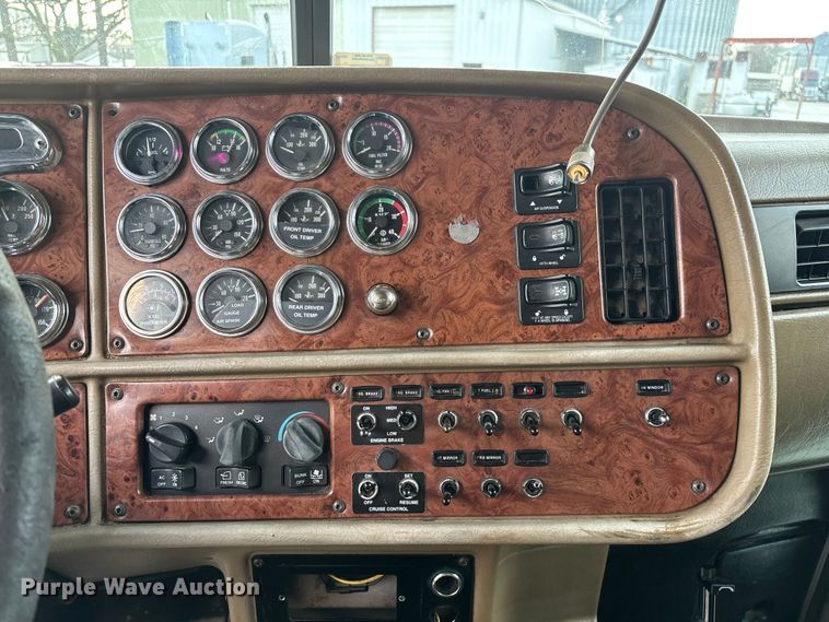 image for item EN5935 2005 Peterbilt 379 semi truck