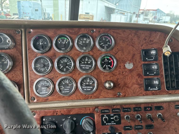 image for item EN5935 2005 Peterbilt 379 semi truck