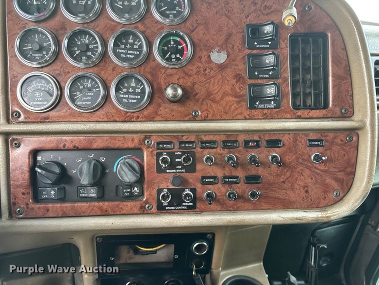 image for item EN5935 2005 Peterbilt 379 semi truck