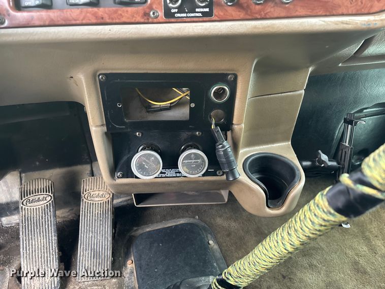 image for item EN5935 2005 Peterbilt 379 semi truck