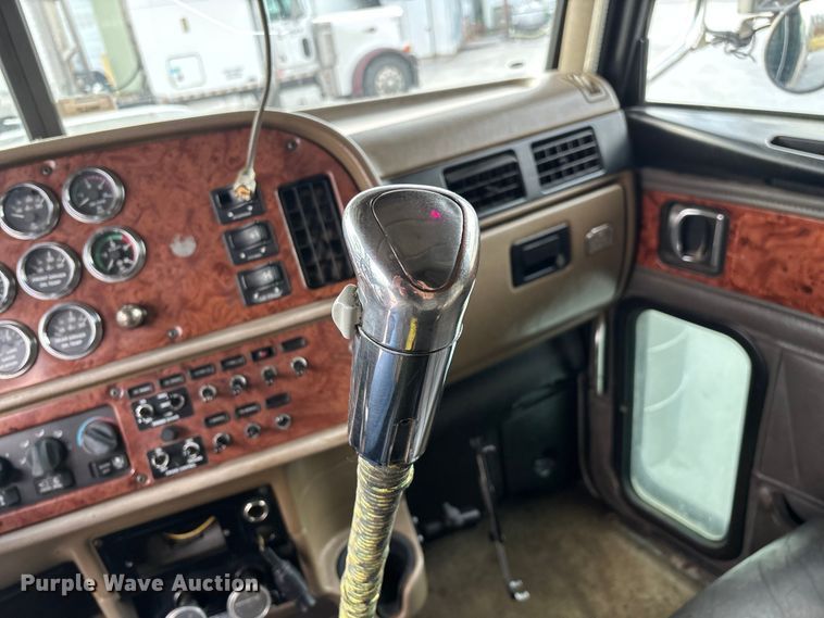 image for item EN5935 2005 Peterbilt 379 semi truck