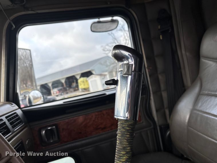 image for item EN5935 2005 Peterbilt 379 semi truck