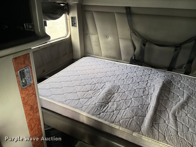 image for item EN5935 2005 Peterbilt 379 semi truck