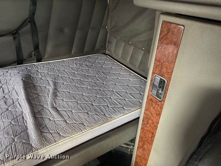 image for item EN5935 2005 Peterbilt 379 semi truck