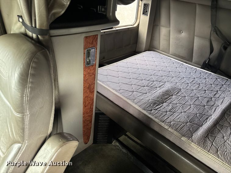 image for item EN5935 2005 Peterbilt 379 semi truck