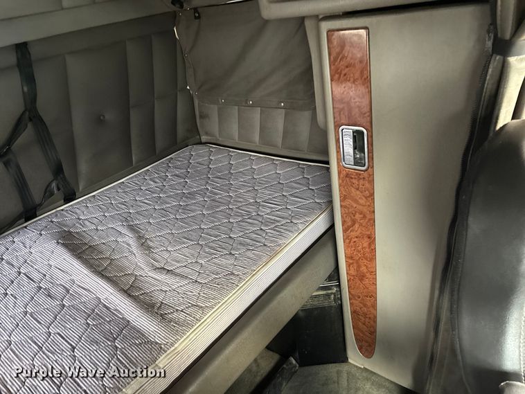 image for item EN5935 2005 Peterbilt 379 semi truck