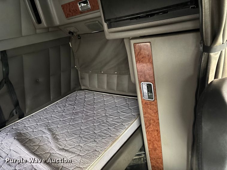 image for item EN5935 2005 Peterbilt 379 semi truck