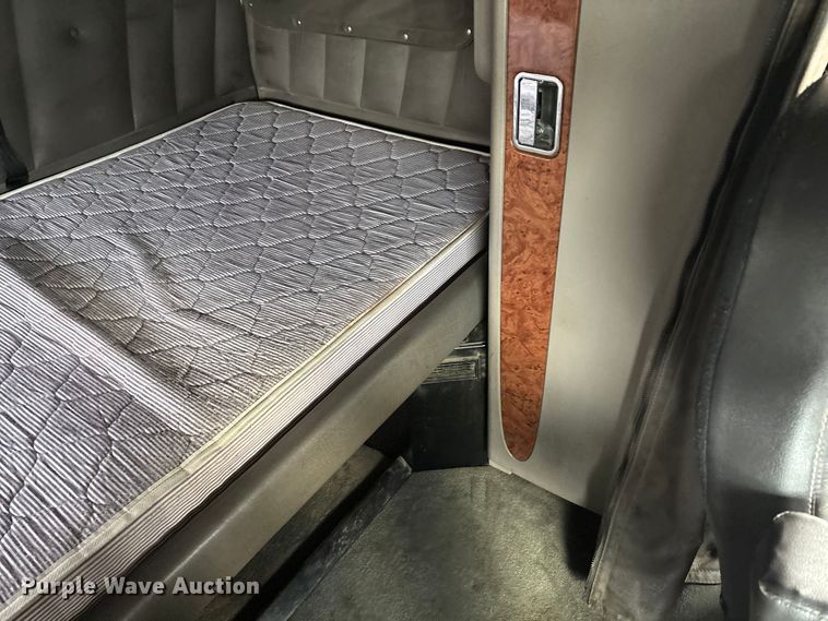 image for item EN5935 2005 Peterbilt 379 semi truck