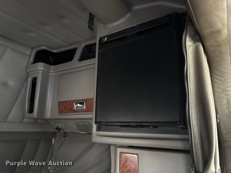 image for item EN5935 2005 Peterbilt 379 semi truck