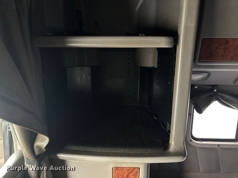 image for item EN5935 2005 Peterbilt 379 semi truck