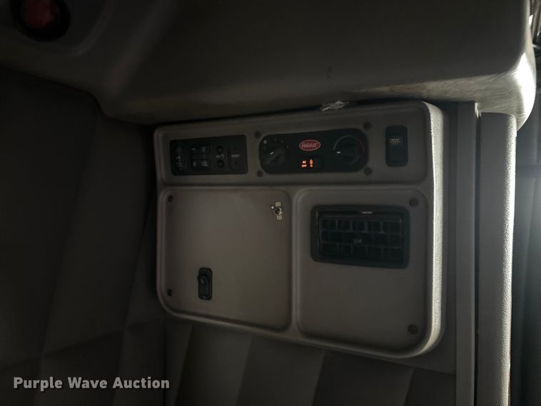 image for item EN5935 2005 Peterbilt 379 semi truck