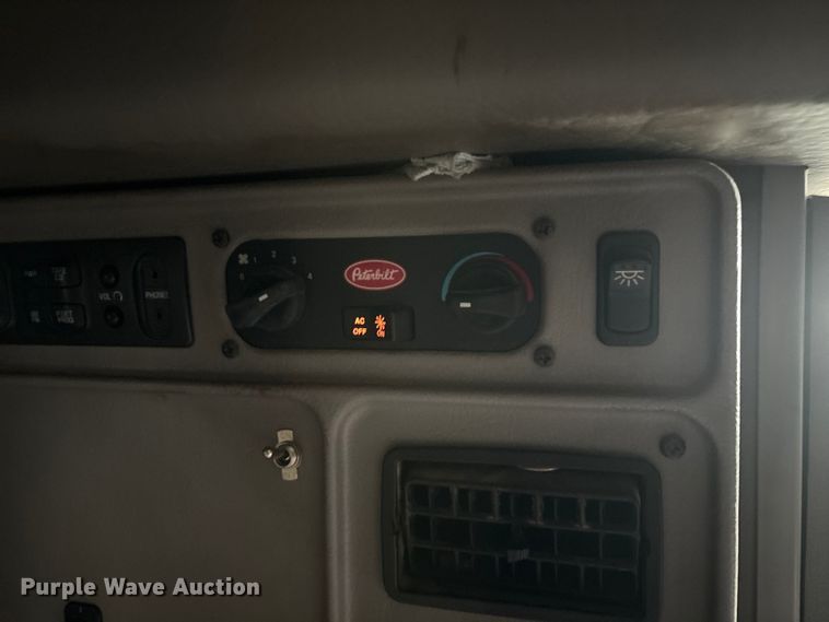 image for item EN5935 2005 Peterbilt 379 semi truck