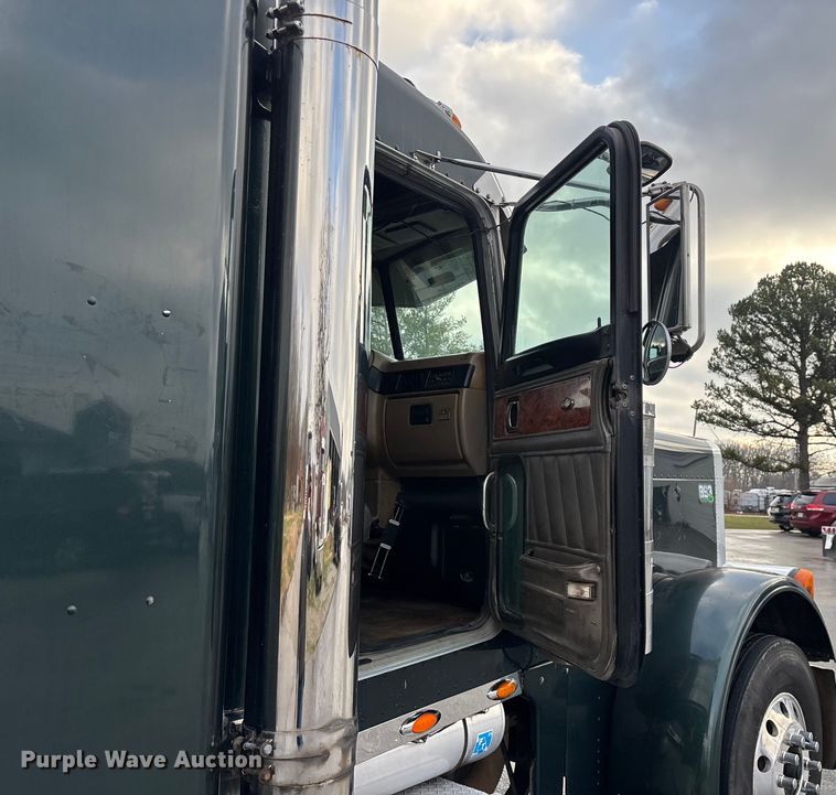 image for item EN5935 2005 Peterbilt 379 semi truck