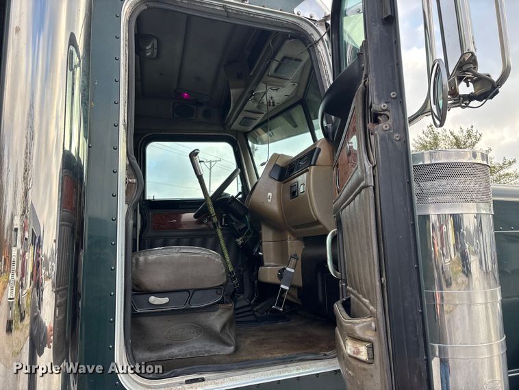 image for item EN5935 2005 Peterbilt 379 semi truck