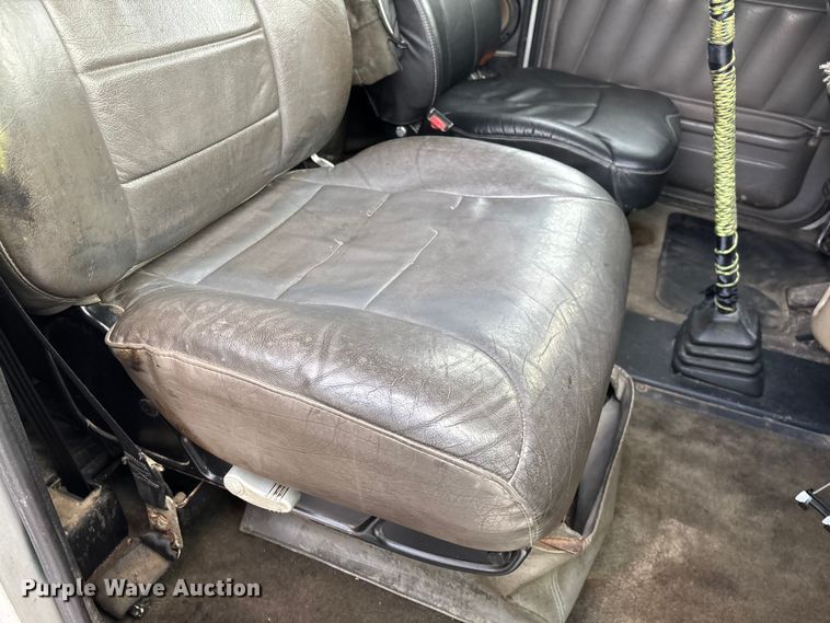 image for item EN5935 2005 Peterbilt 379 semi truck