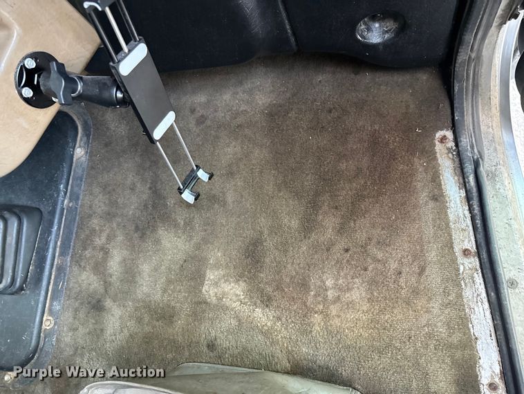 image for item EN5935 2005 Peterbilt 379 semi truck