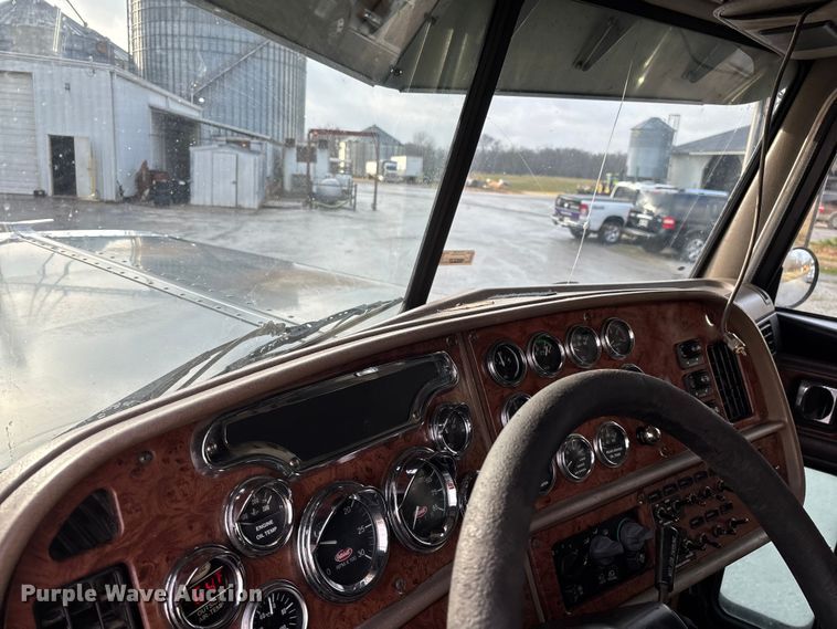 image for item EN5935 2005 Peterbilt 379 semi truck