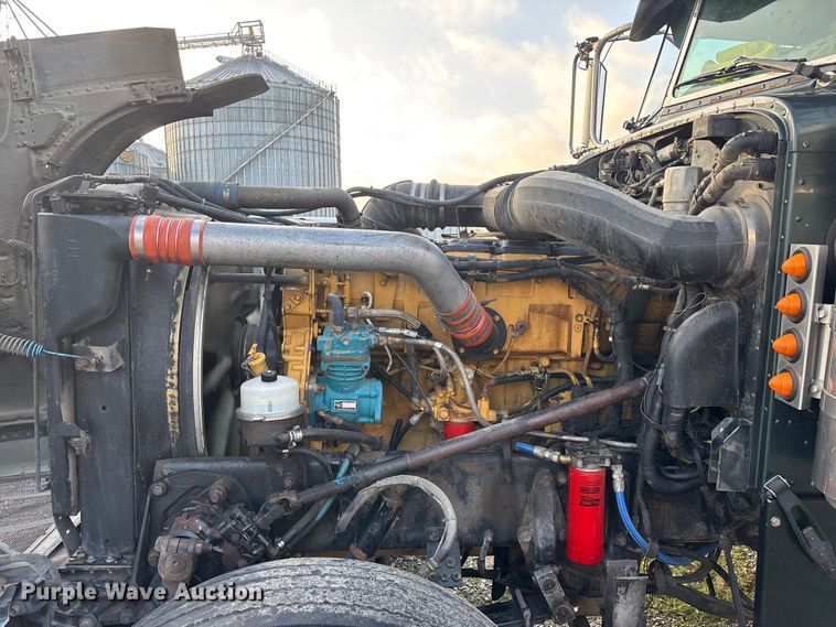 image for item EN5935 2005 Peterbilt 379 semi truck