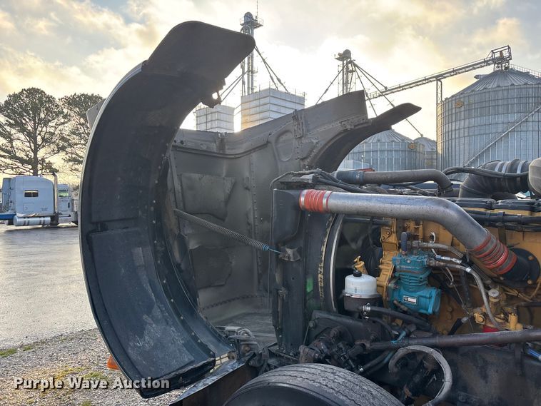 image for item EN5935 2005 Peterbilt 379 semi truck