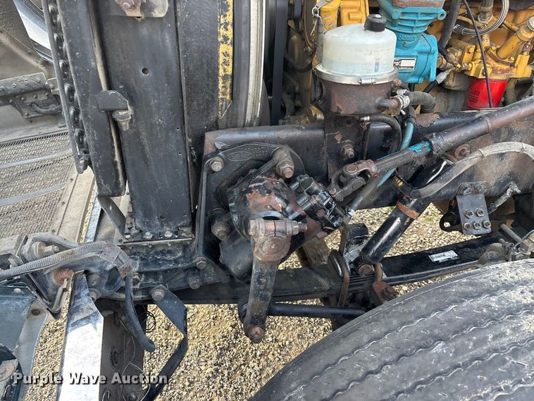 image for item EN5935 2005 Peterbilt 379 semi truck