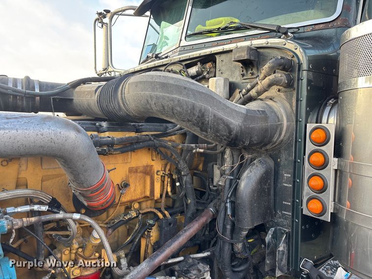 image for item EN5935 2005 Peterbilt 379 semi truck