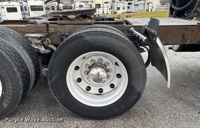 image for item EN5935 2005 Peterbilt 379 semi truck