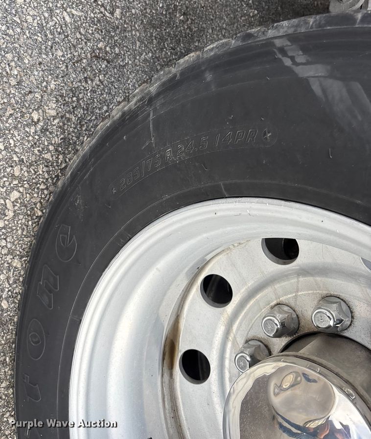 image for item EN5935 2005 Peterbilt 379 semi truck