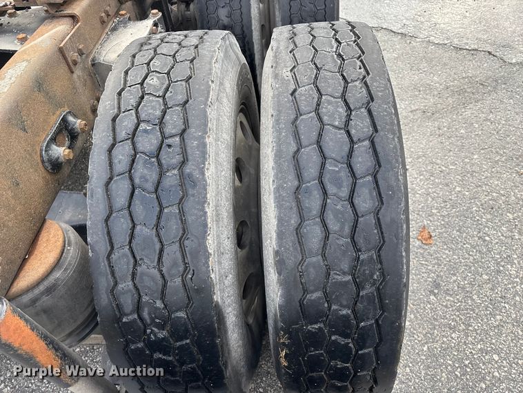 image for item EN5935 2005 Peterbilt 379 semi truck