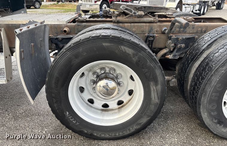 image for item EN5935 2005 Peterbilt 379 semi truck