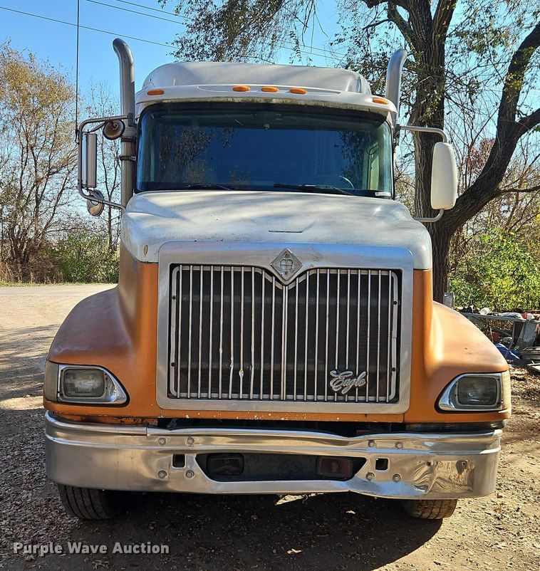 image for item EO4818 2000 International 9400i semi truck