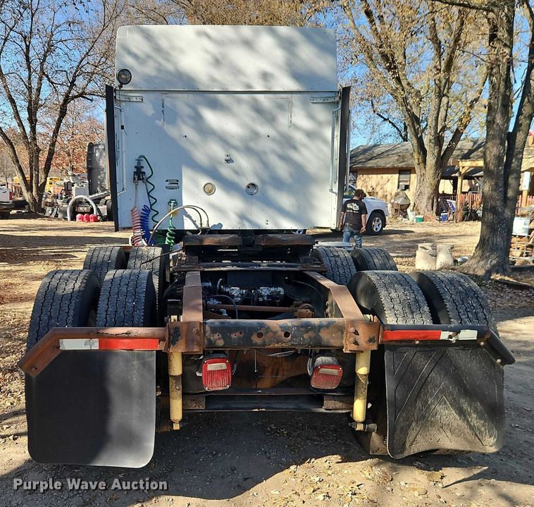 image for item EO4818 2000 International 9400i semi truck