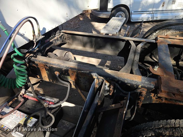 image for item EO4818 2000 International 9400i semi truck