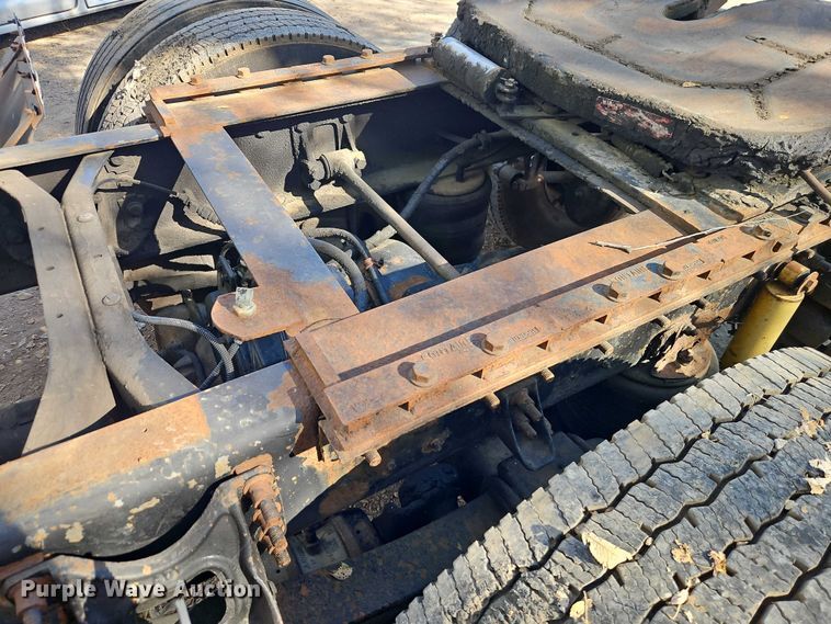 image for item EO4818 2000 International 9400i semi truck