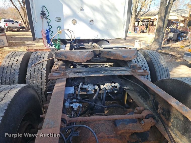 image for item EO4818 2000 International 9400i semi truck