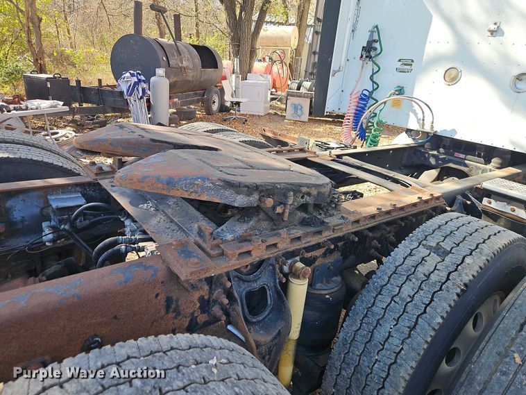 image for item EO4818 2000 International 9400i semi truck