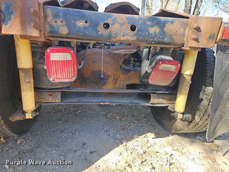 image for item EO4818 2000 International 9400i semi truck