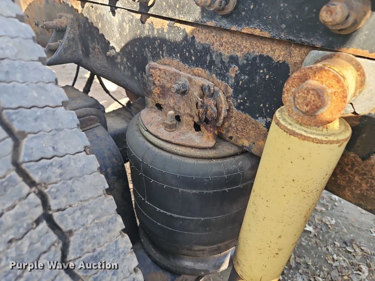 image for item EO4818 2000 International 9400i semi truck