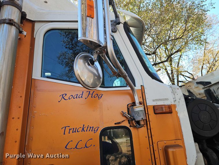 image for item EO4818 2000 International 9400i semi truck