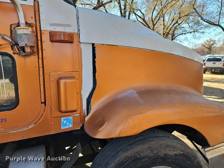 image for item EO4818 2000 International 9400i semi truck