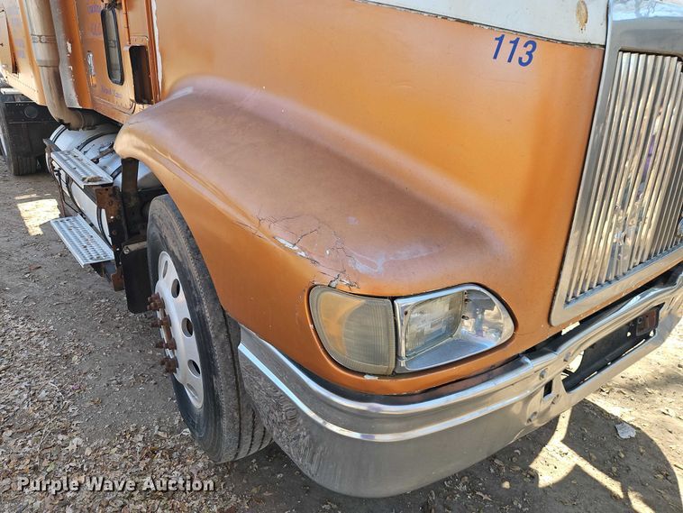 image for item EO4818 2000 International 9400i semi truck