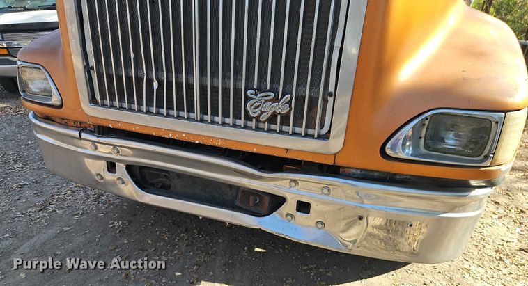 image for item EO4818 2000 International 9400i semi truck