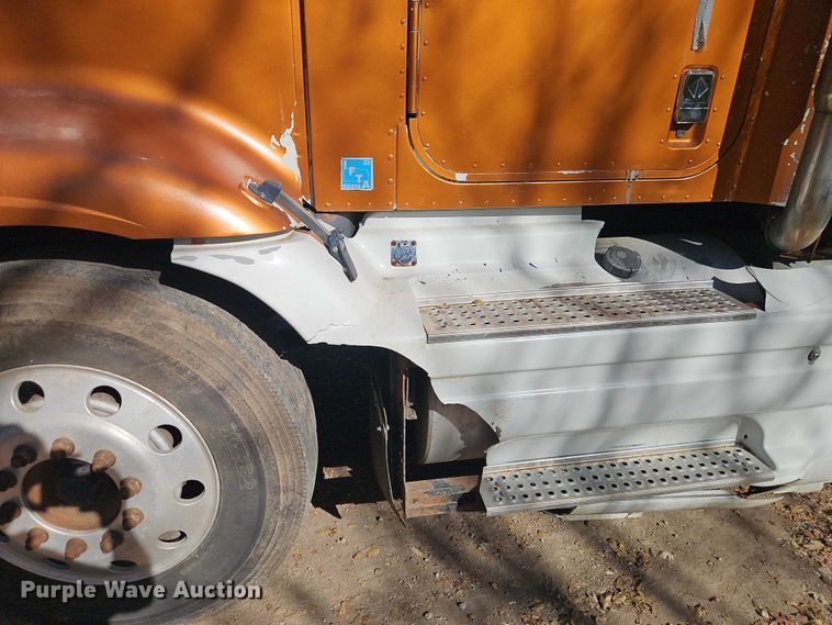 image for item EO4818 2000 International 9400i semi truck