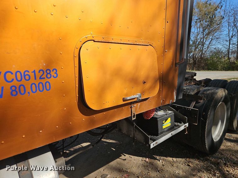 image for item EO4818 2000 International 9400i semi truck