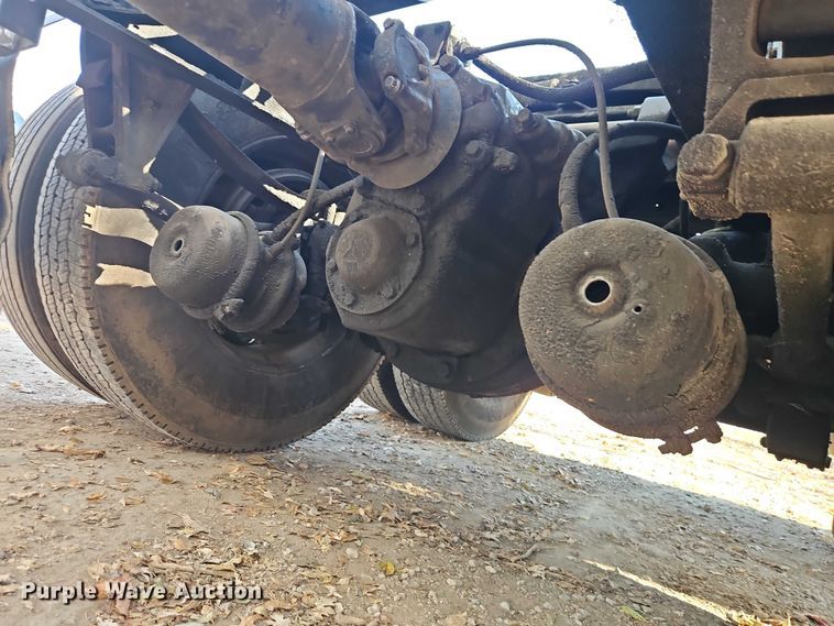 image for item EO4818 2000 International 9400i semi truck