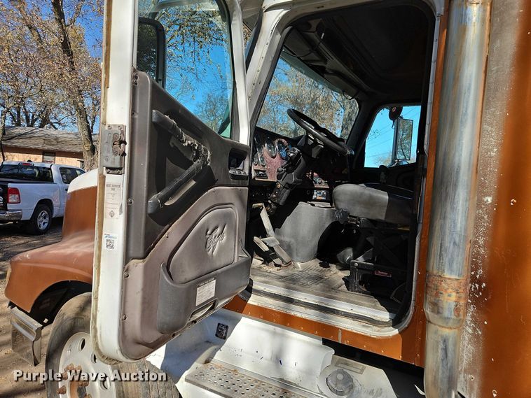 image for item EO4818 2000 International 9400i semi truck