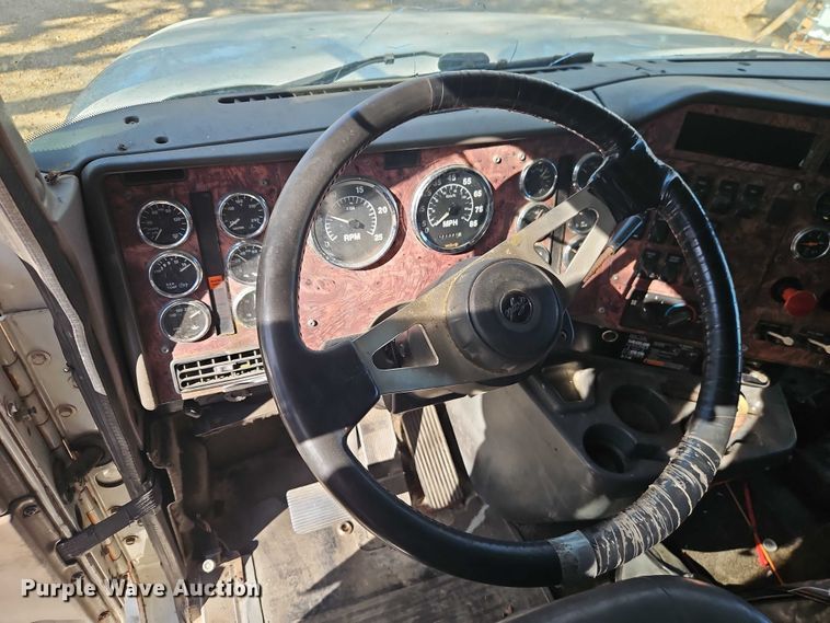 image for item EO4818 2000 International 9400i semi truck