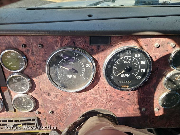 image for item EO4818 2000 International 9400i semi truck